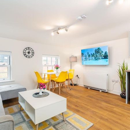 Town Center Apartment With 55” Smart Tv+Netflix Andover Kültér fotó