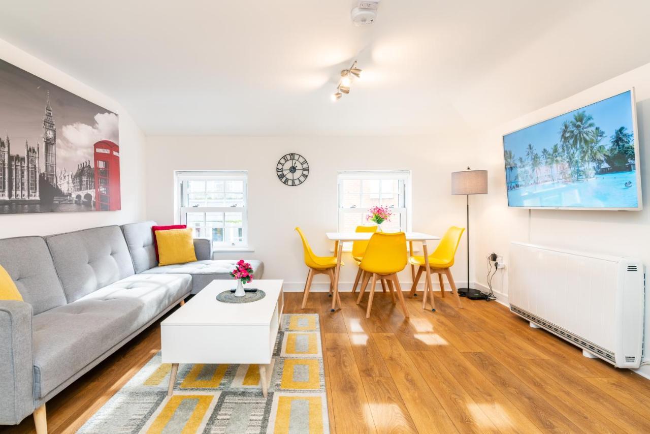 Town Center Apartment With 55” Smart Tv+Netflix Andover Kültér fotó