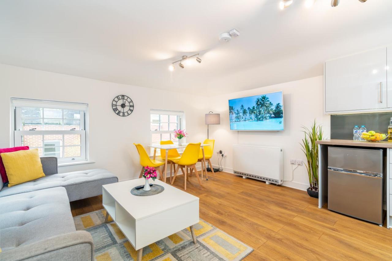 Town Center Apartment With 55” Smart Tv+Netflix Andover Kültér fotó