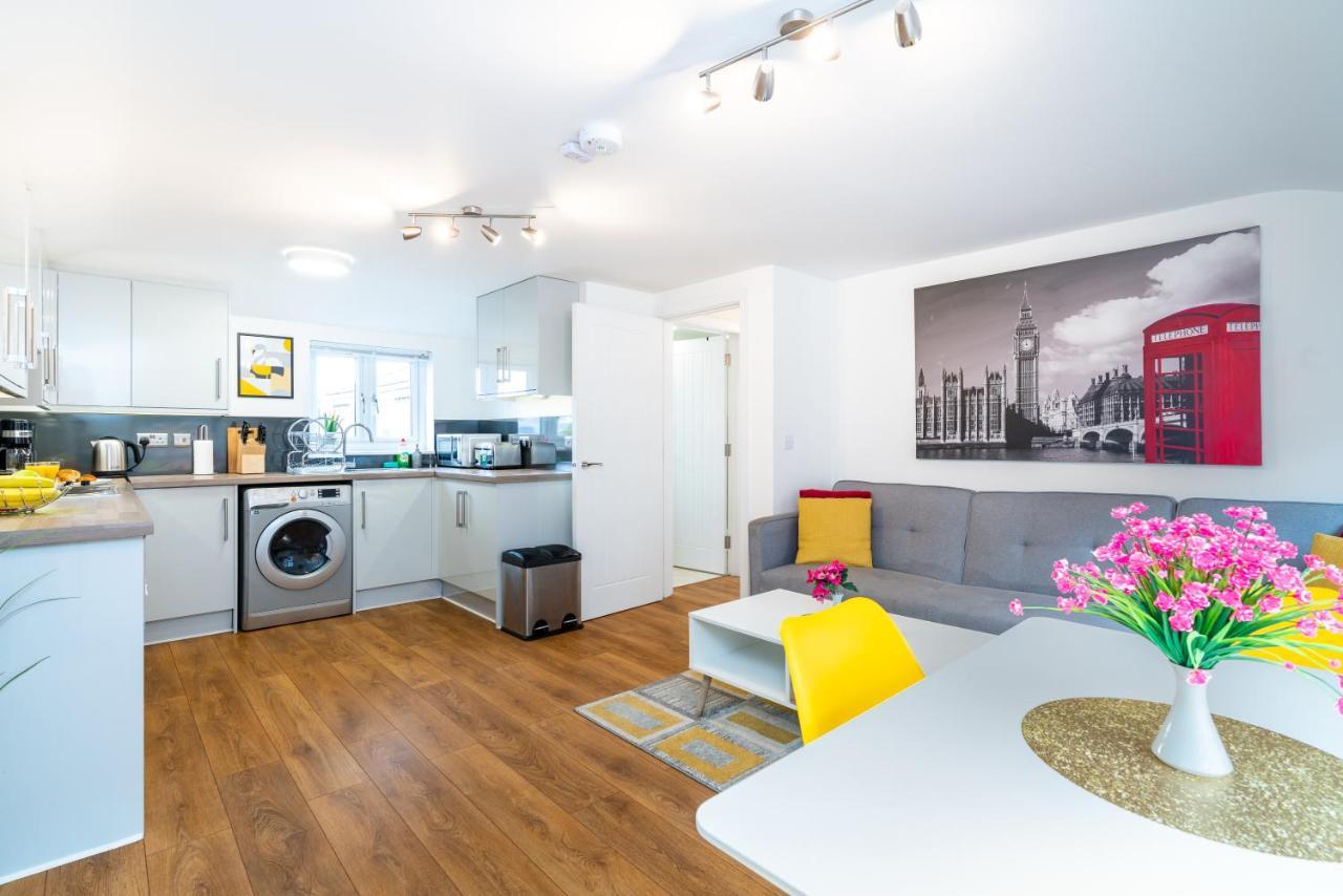 Town Center Apartment With 55” Smart Tv+Netflix Andover Kültér fotó